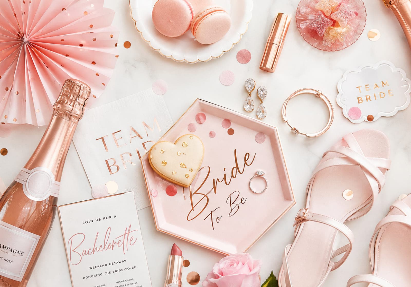 Dekoracje „Team Bride”, różowy szampan i zaproszenie na wieczór panieński